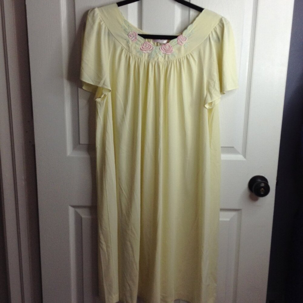 VTG Shadowline "M" Elegant Night Gown, Yellow, Ladylike, USA! Applique Roses